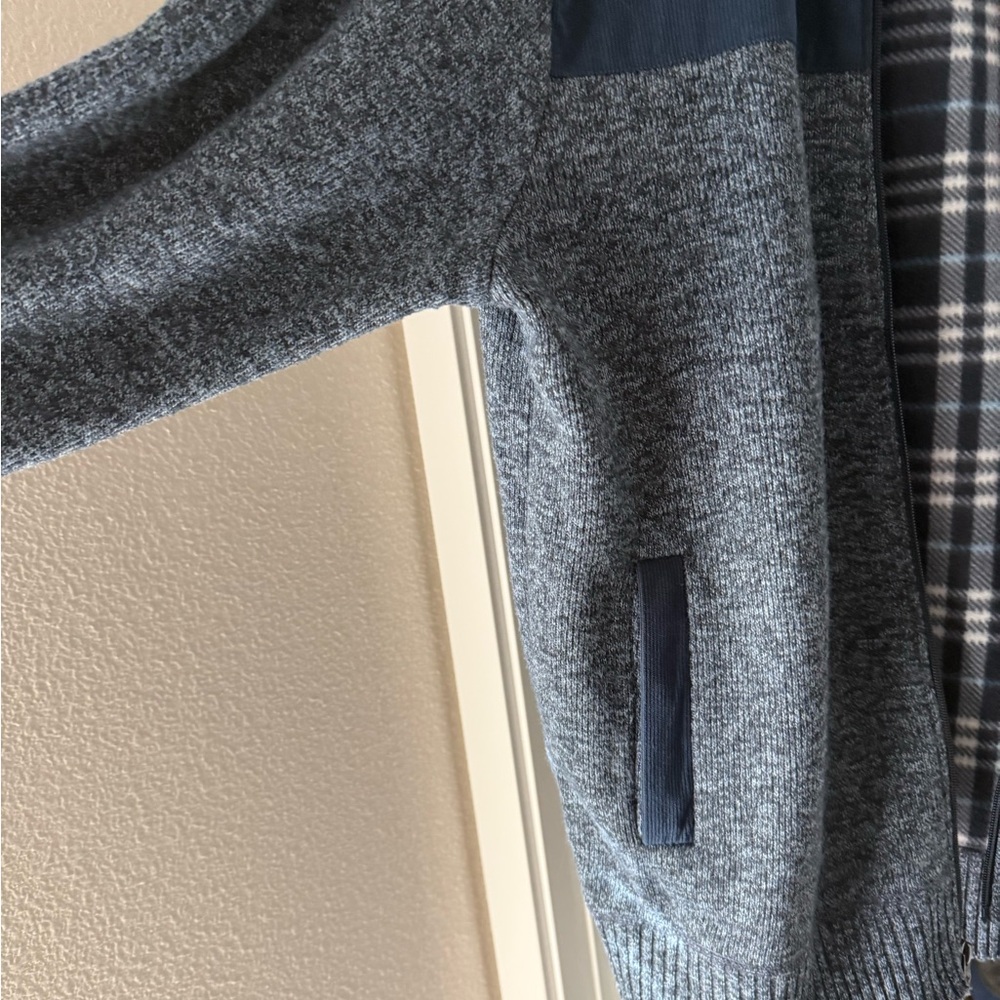 IZOD Men's Navy and Gray Zip-Up Sweater - Picture 3 of 5